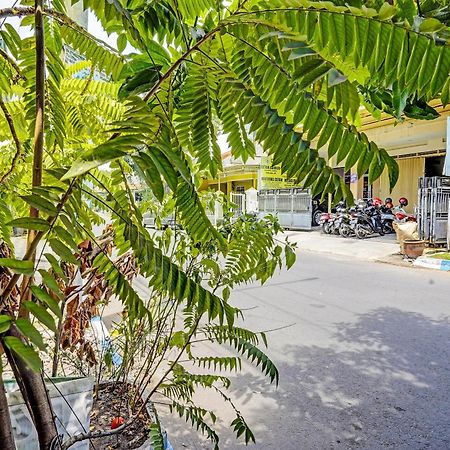 Отель Spot On 91716 Kost Yy Syariah Mojokerto Экстерьер фото
