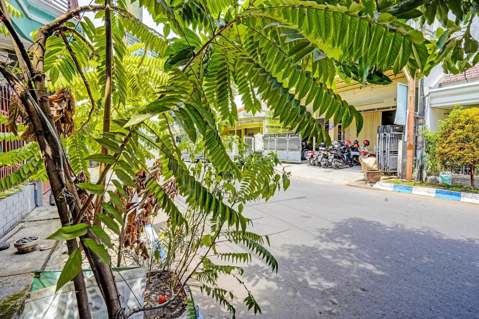 Отель Spot On 91716 Kost Yy Syariah Mojokerto Экстерьер фото