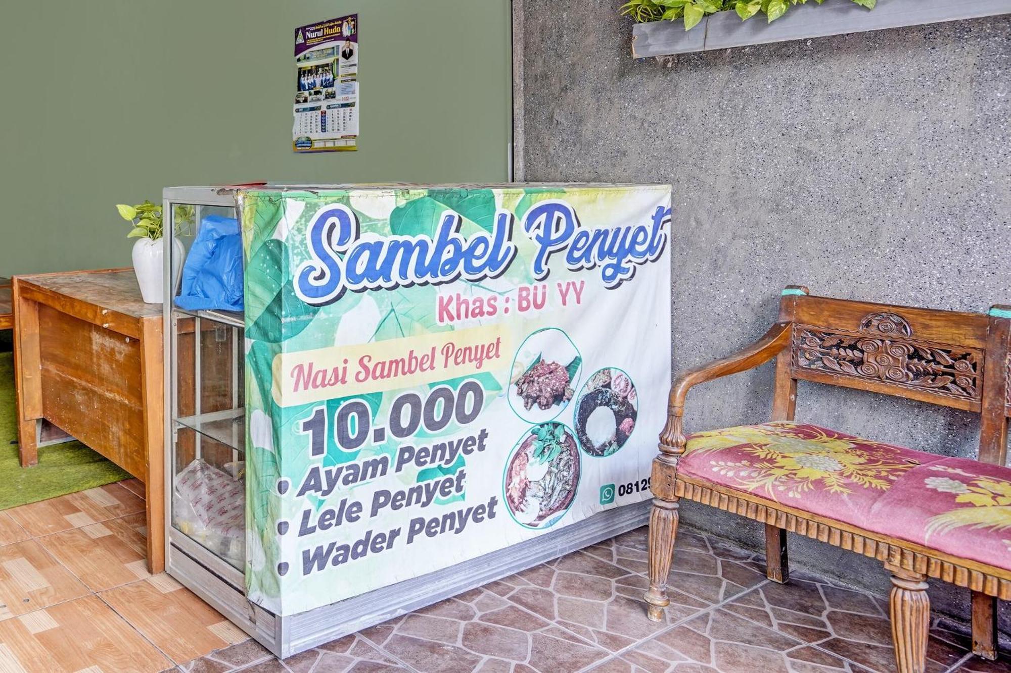 Отель Spot On 91716 Kost Yy Syariah Mojokerto Экстерьер фото