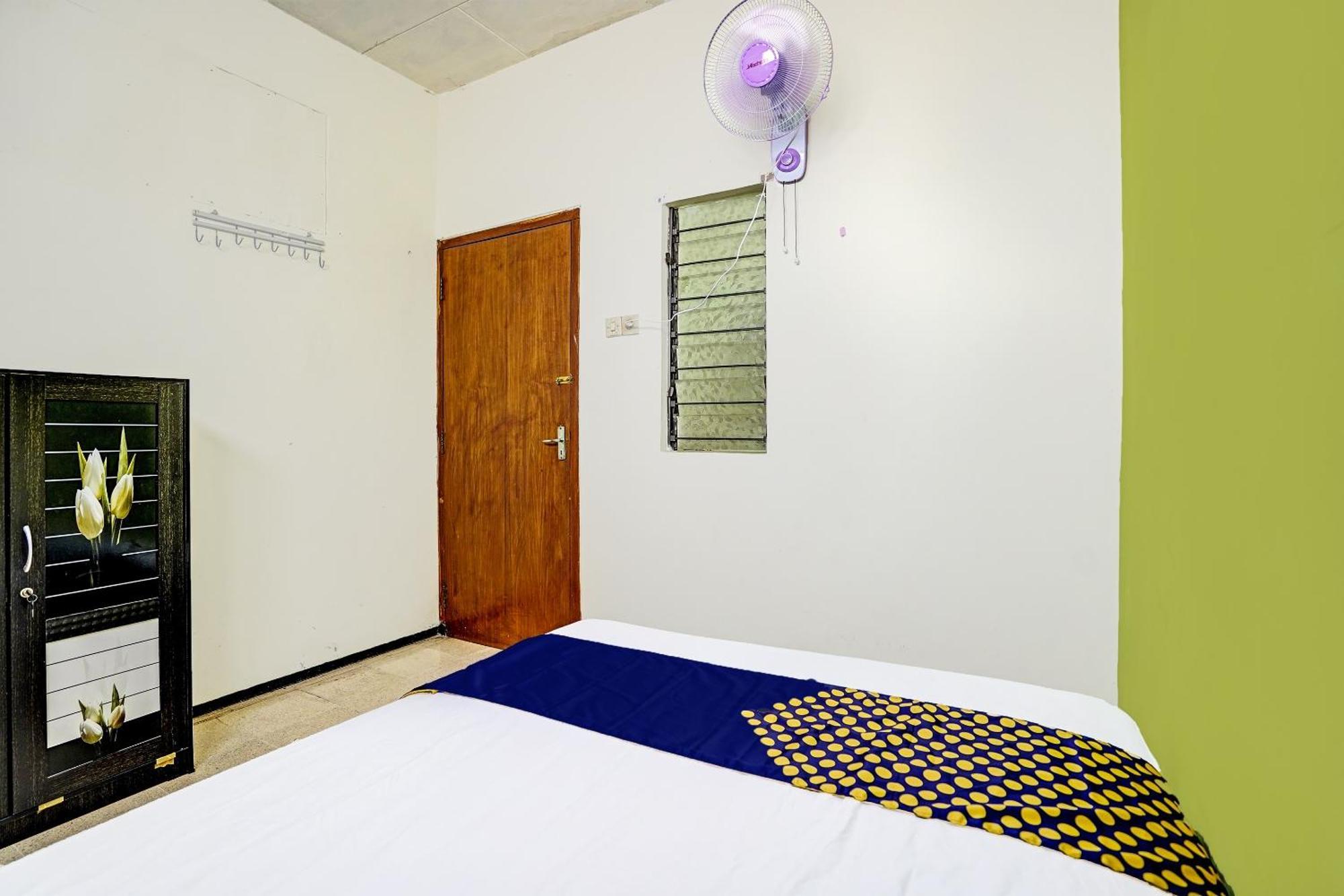 Отель Spot On 91716 Kost Yy Syariah Mojokerto Экстерьер фото