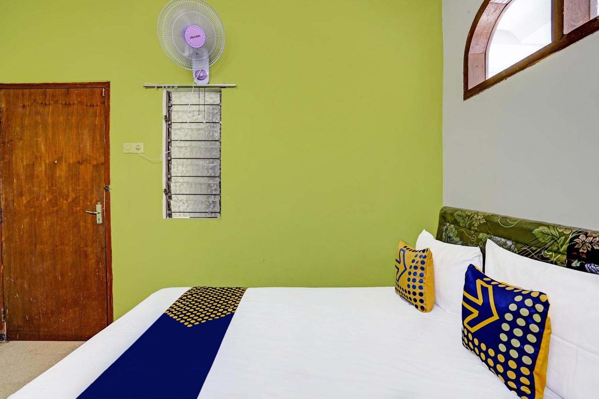 Отель Spot On 91716 Kost Yy Syariah Mojokerto Экстерьер фото