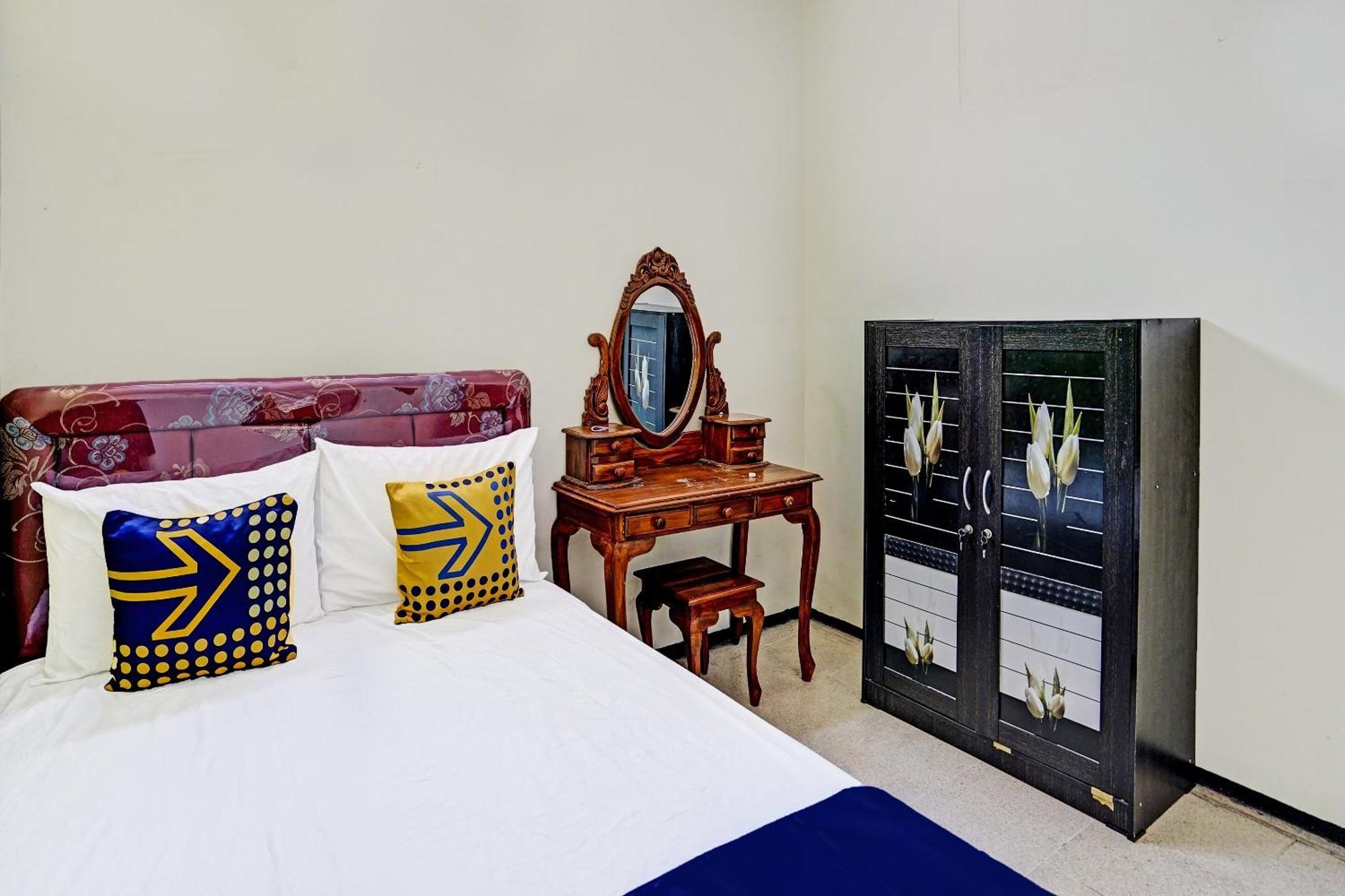 Отель Spot On 91716 Kost Yy Syariah Mojokerto Экстерьер фото