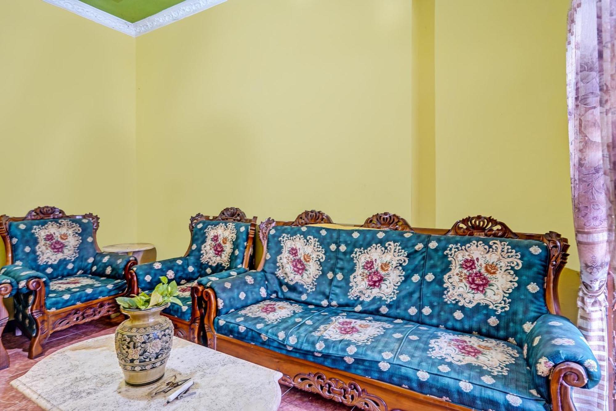 Отель Spot On 91716 Kost Yy Syariah Mojokerto Экстерьер фото
