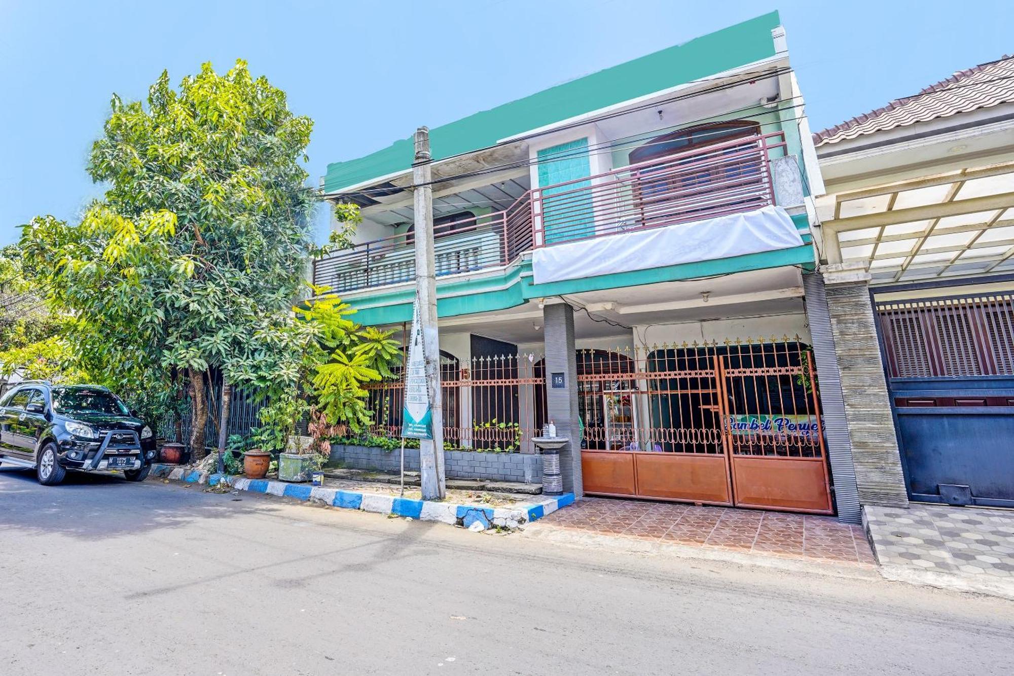 Отель Spot On 91716 Kost Yy Syariah Mojokerto Экстерьер фото